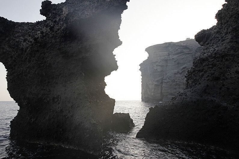 hinuebergehen_felsen-santorini