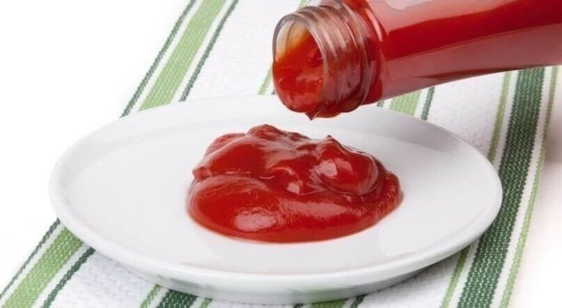 Pouring Ketchup