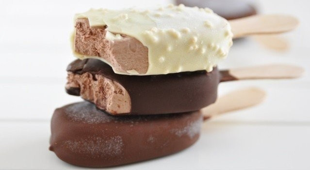 3 verschiedene Sorten Magnum Eis liegen aufeinander