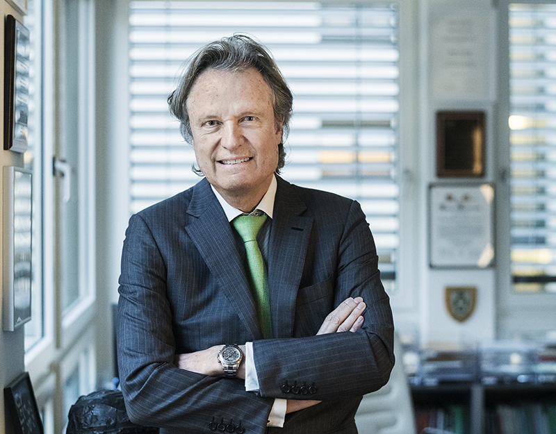 Professor Thomas Lüscher in seinem Büro