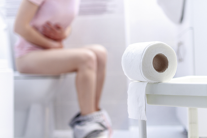 Frau auf der Toilette hat Blasenbeschwerden