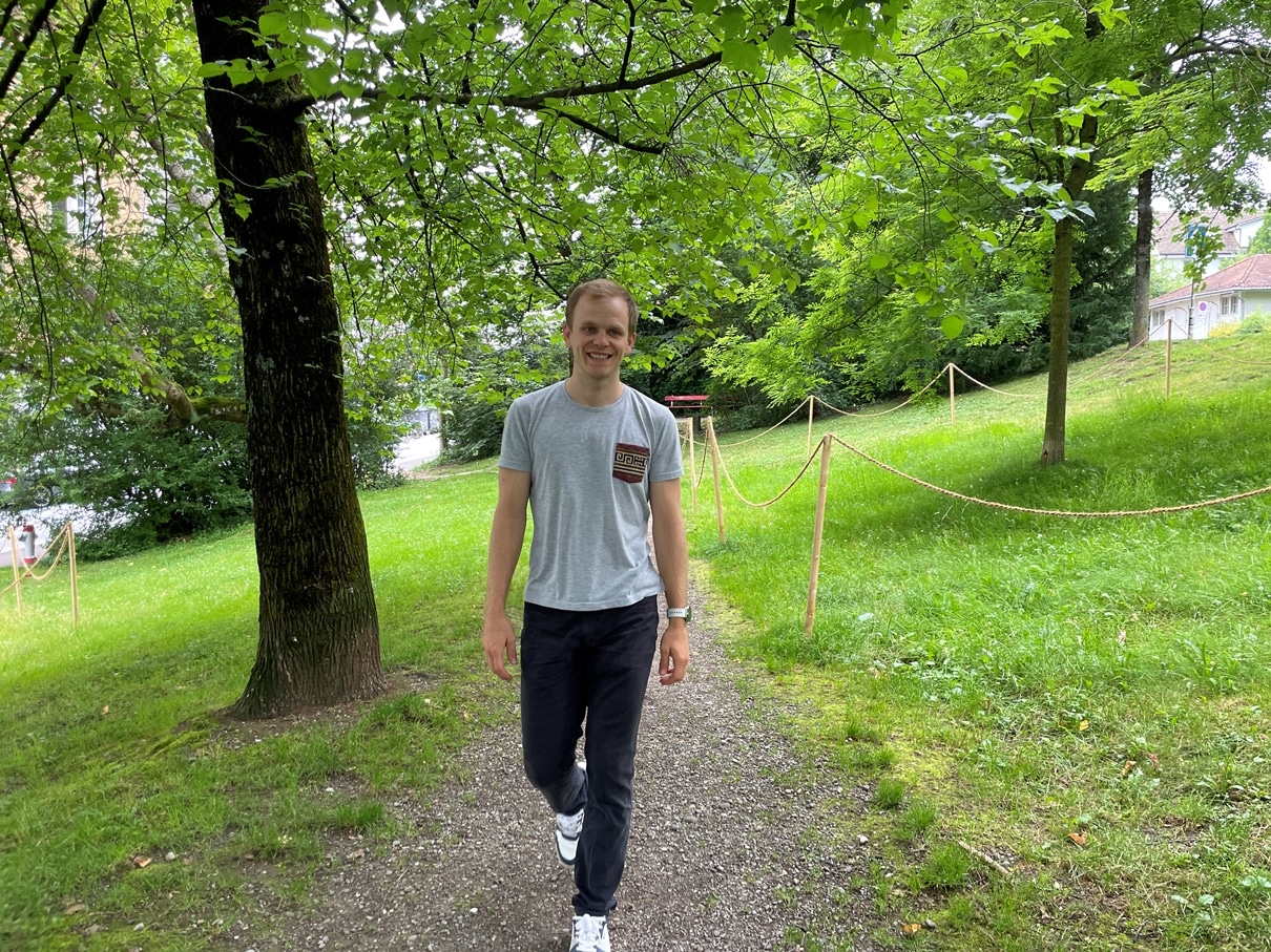 Matthias Zedi beim spazieren