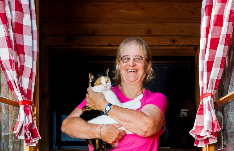 Dora Moser mit Katze Sprechstunde Doktor Stutz