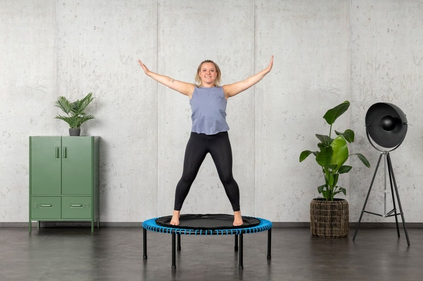 Frau hüpft auf dem Mini-Trampolin