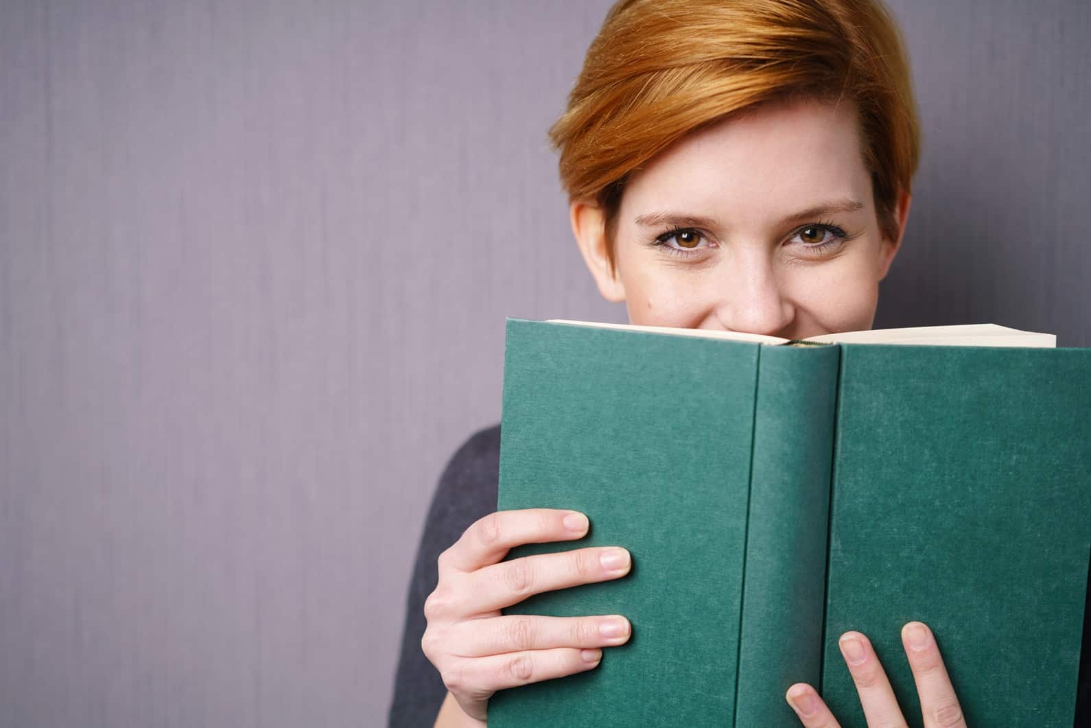 Junge Frau hat Freude am lesen