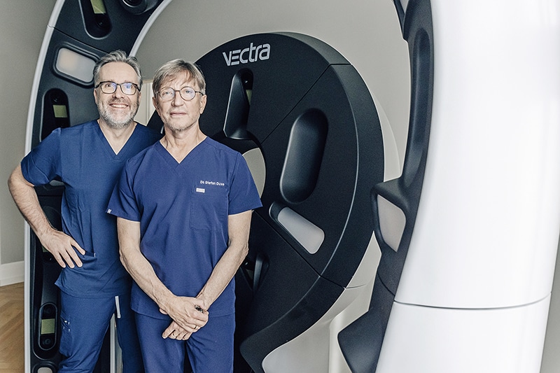Zwei Dermatologen stehen vor dem neuen Hautscanner