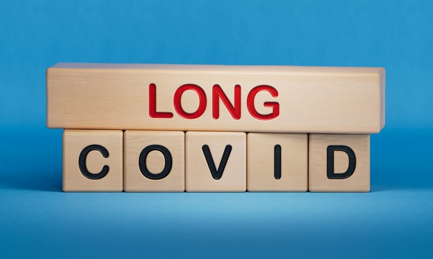 Schrift Long Covid auf Holzbalken und Würfeln