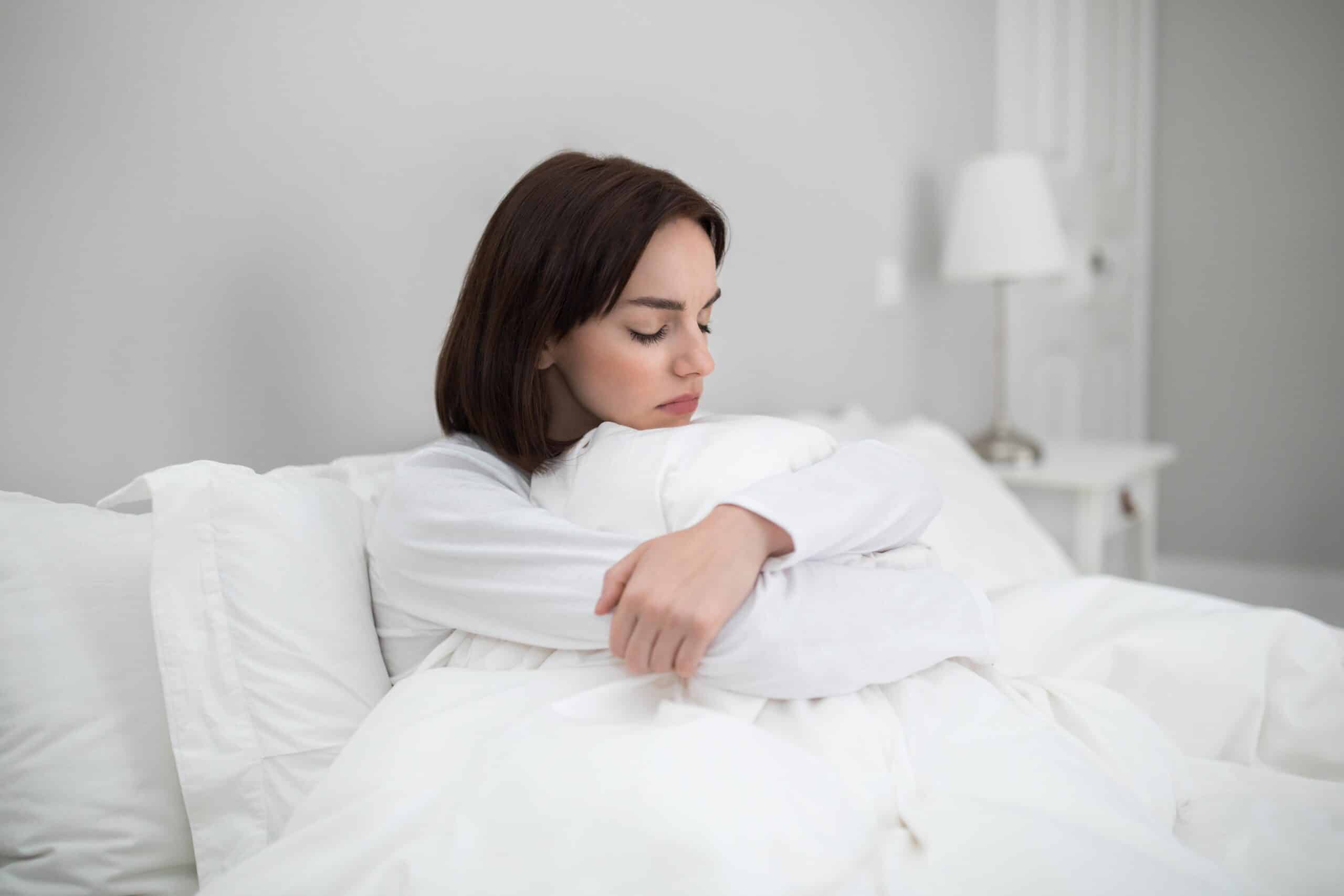 Vaginismus_Frau_traurig_im_Bett